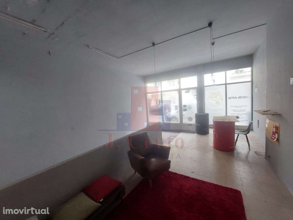 Loja com Garagem junto avenida 1º de Maio - Grande imagem: 2/18