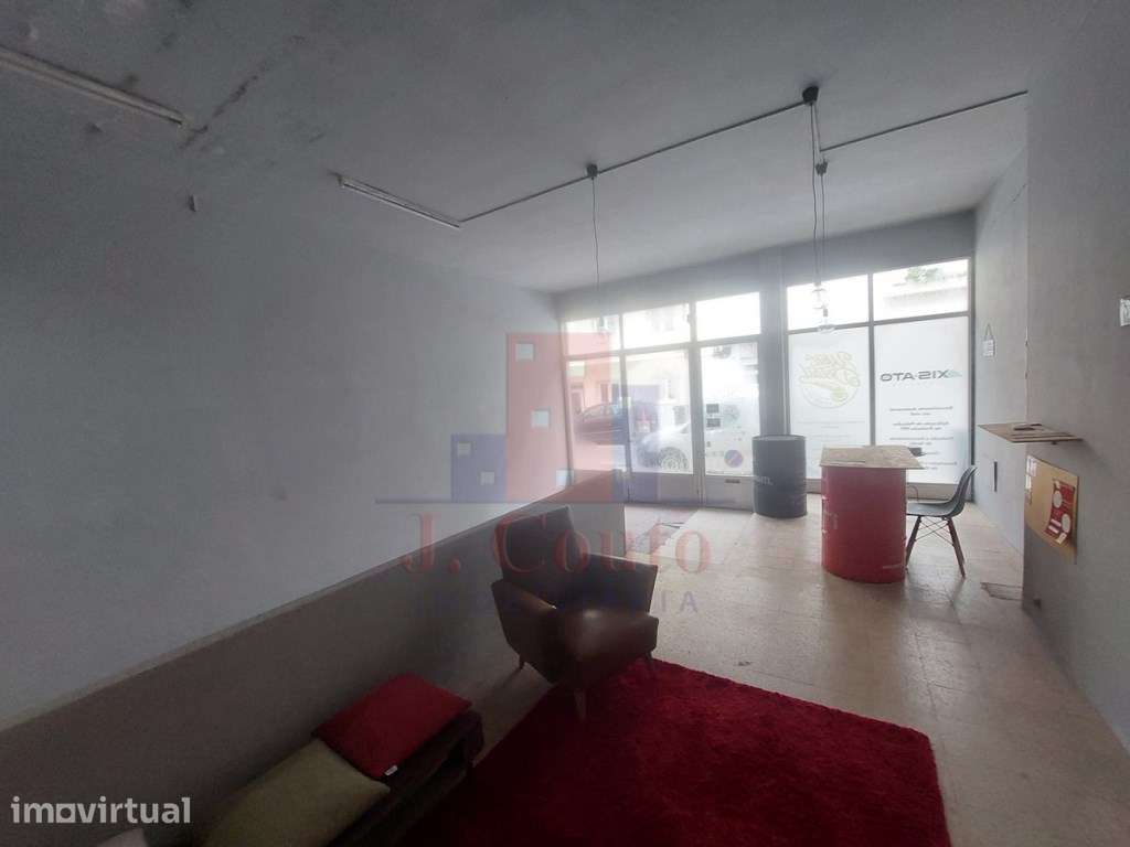 Loja com Garagem junto avenida 1º de Maio - Grande imagem: 2/18