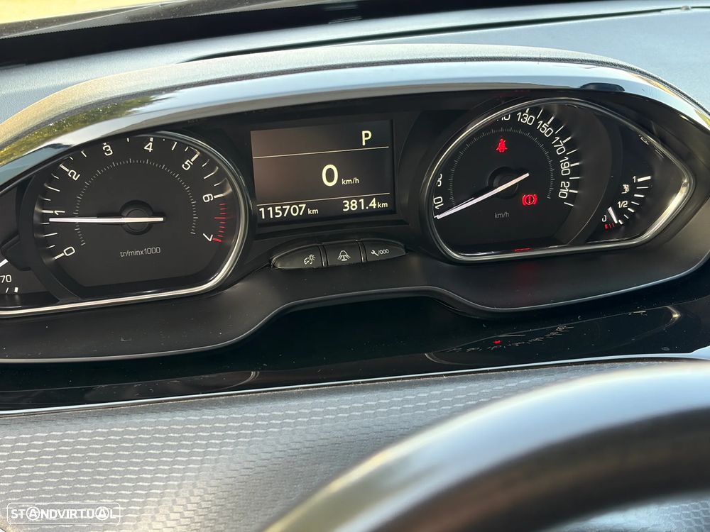Peugeot 2008 1.2 PureTech Allure EAT6 - 5