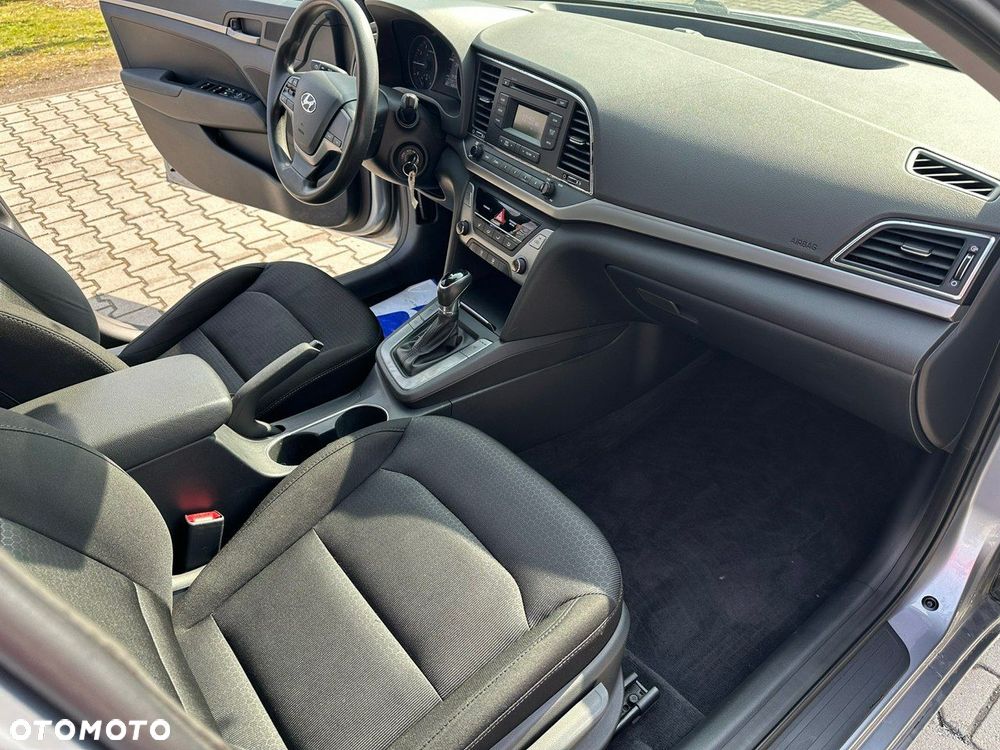 Hyundai Elantra - 9