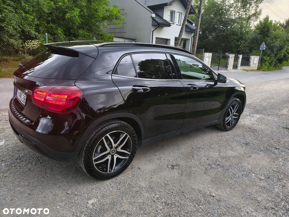 Mercedes-Benz GLA 200 7G-DCT - 4