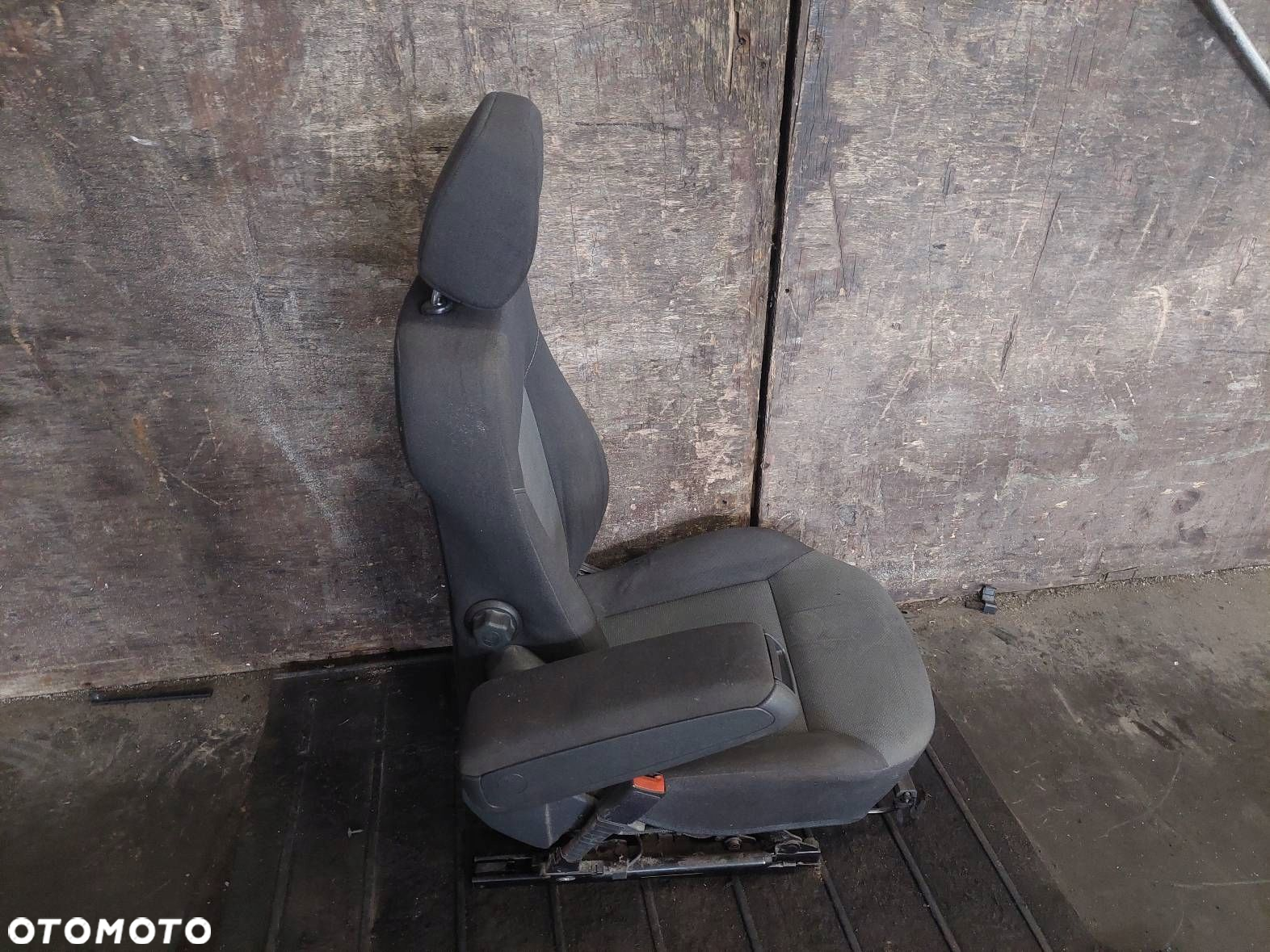FOTEL LEWY PRZÓD + PODŁOKIETNIK OPEL ASTRA H - 2