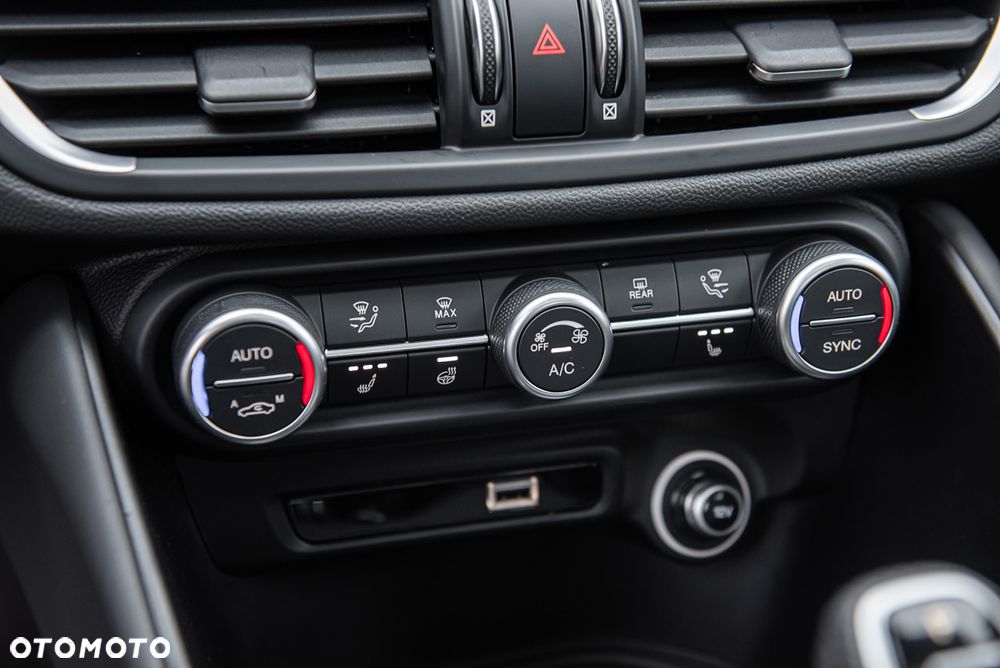 Alfa Romeo Giulia 2.0 Turbo 16V AT8-Q4 Veloce - 32