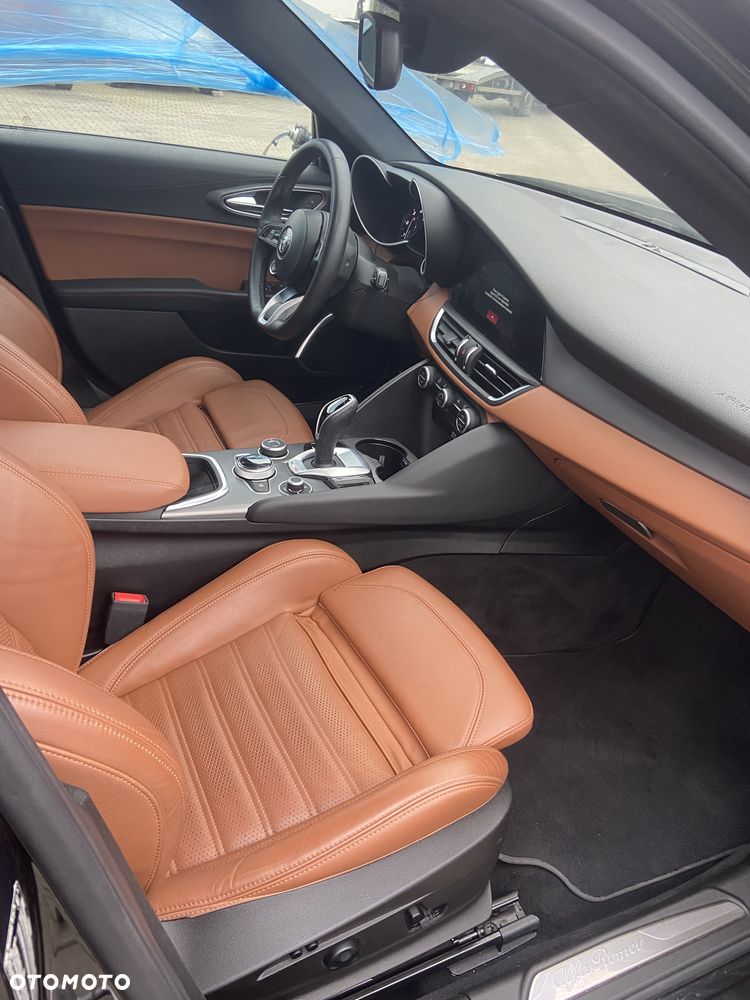 Alfa Romeo Giulia 2.2 AT8 - 12