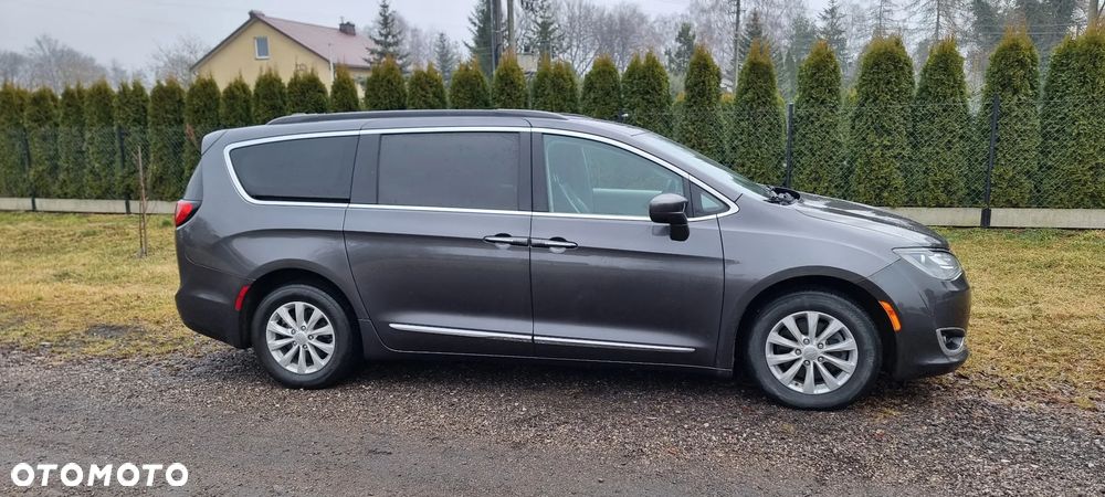 Chrysler Pacifica - 5