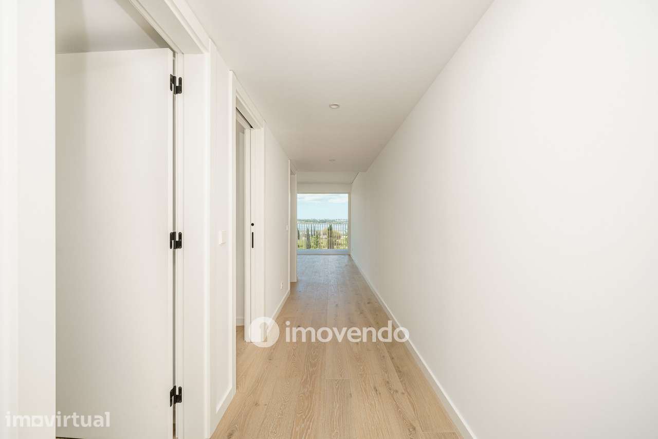 Apartamento 3 único, com estacionamento e piscina comum, no Barreiro - Grande imagem: 2/54