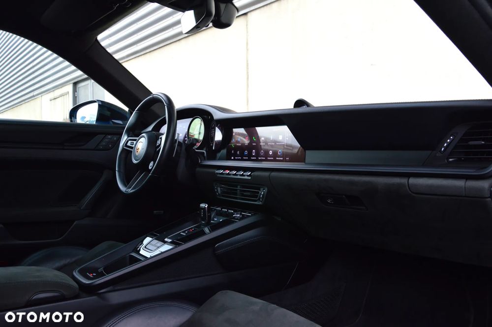 Porsche 911 Carrera 4 GTS - 19