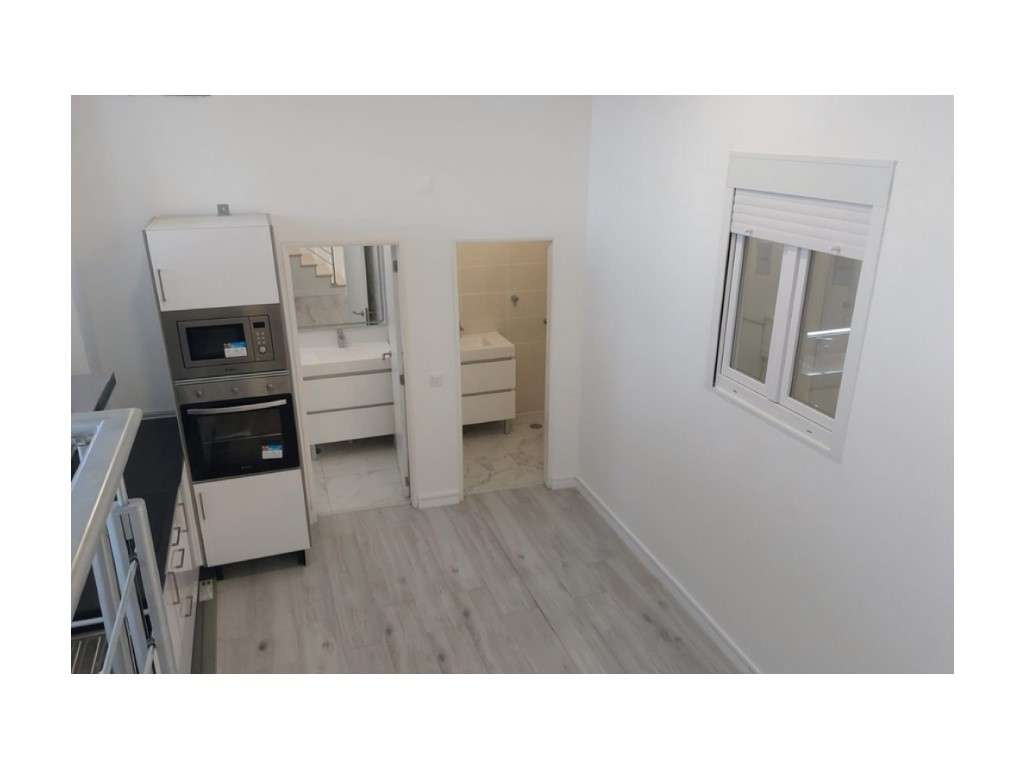 Vende se espaço comercial transformado em habitação, (T4) com terra... - Grande imagem: 4/20