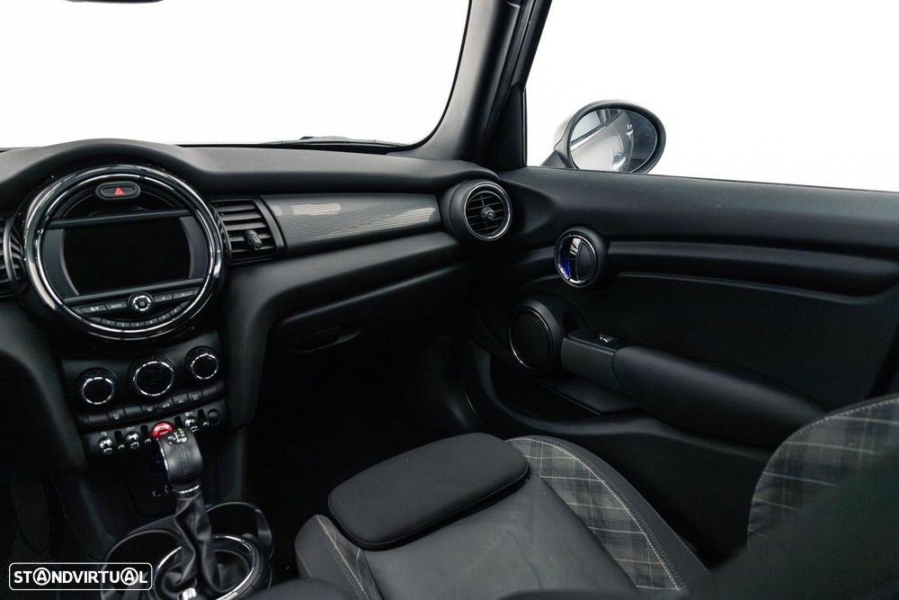 MINI 5 Portas Cooper D Auto - 17