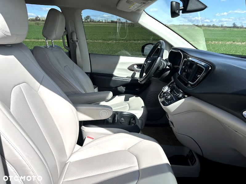 Chrysler Pacifica - 8