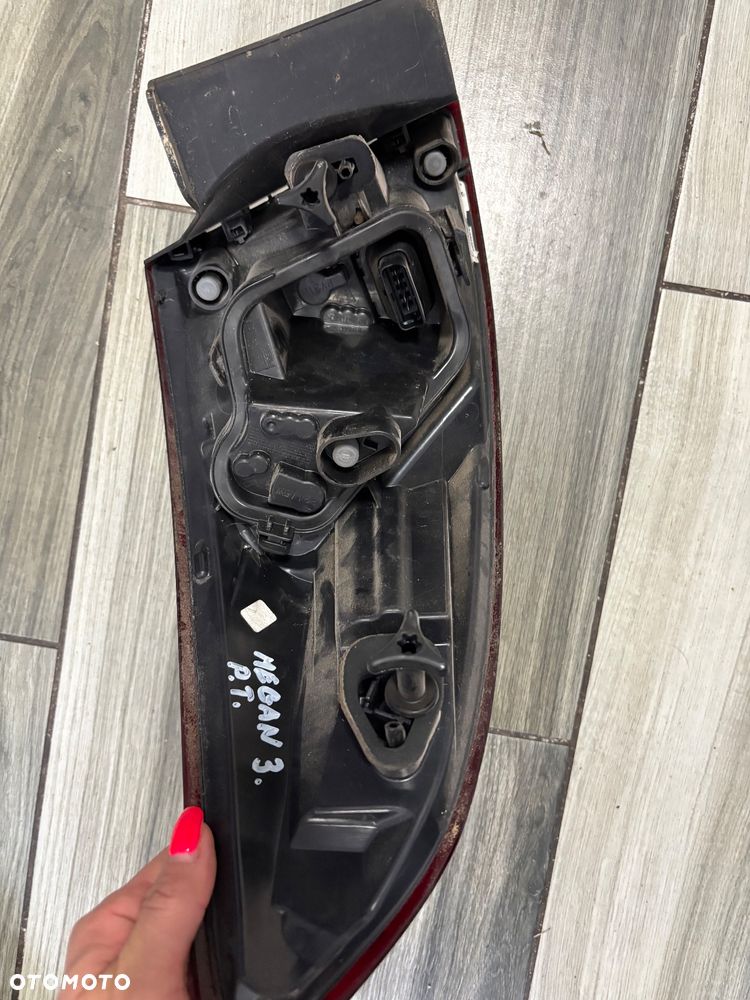 Renault Megane III kombi lampa prawa tył w błotnik 173/1 - 4