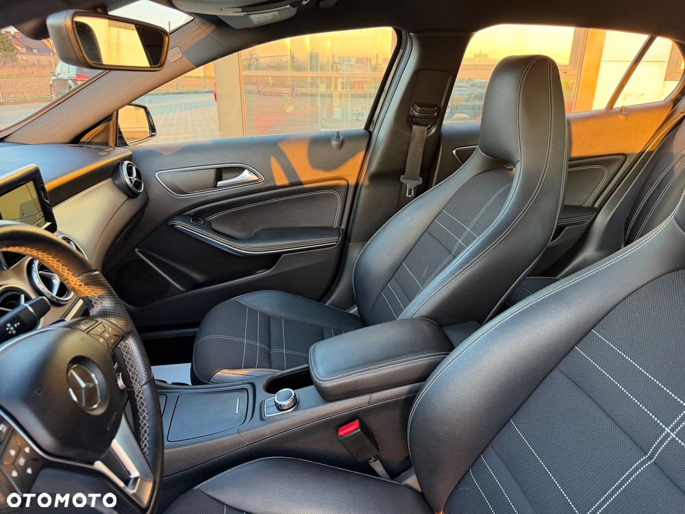 Mercedes-Benz GLA 200 7G-DCT - 12