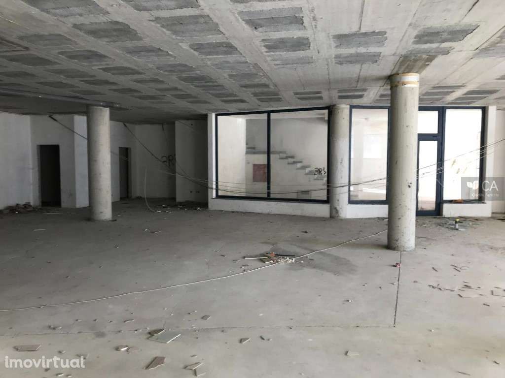 Loja para venda com 343,80 m² situada no centro de Oliveira do Hosp... - Grande imagem: 2/6