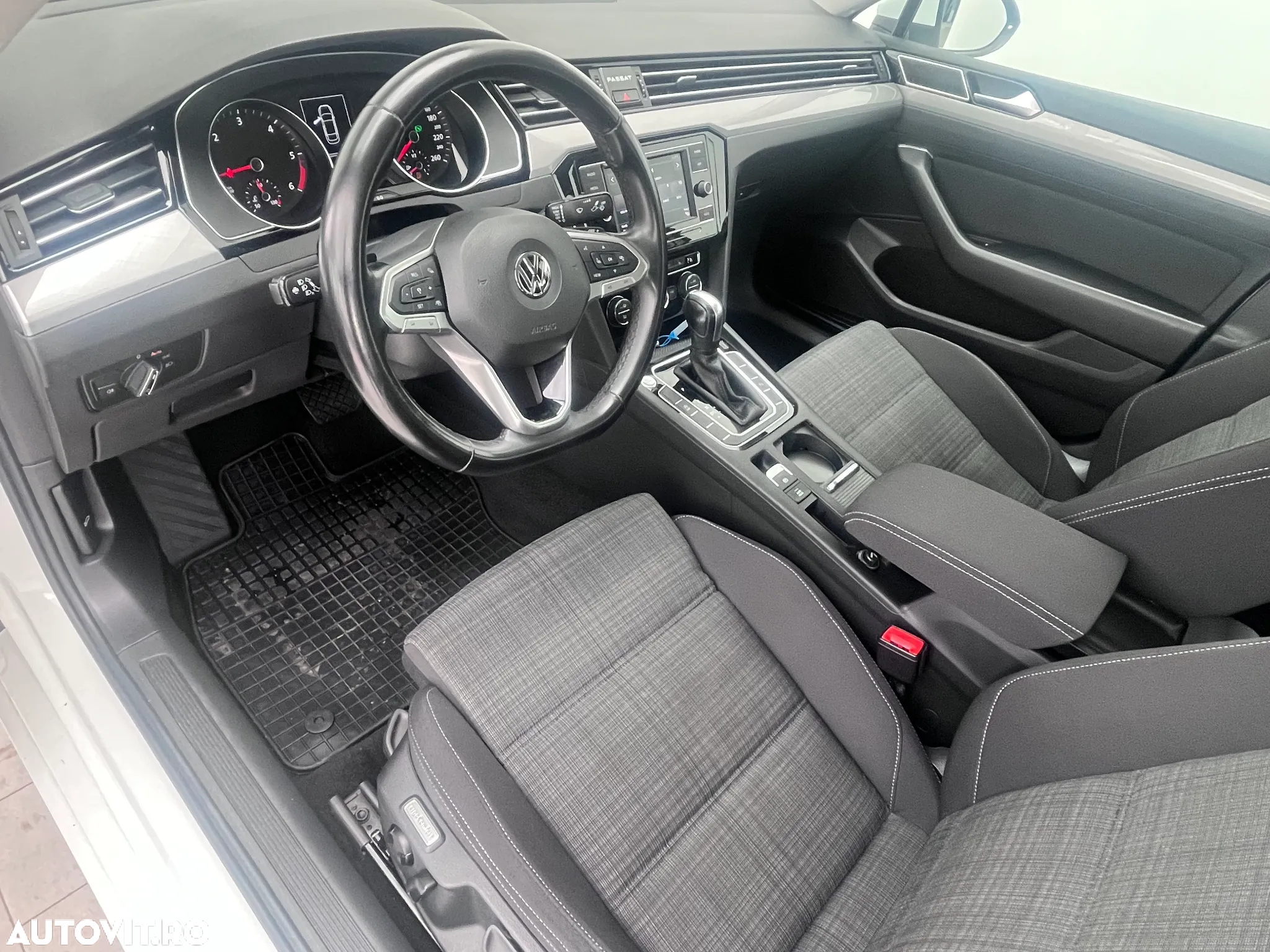 Volkswagen Passat 1.6 TDI DSG Comfortline - 9