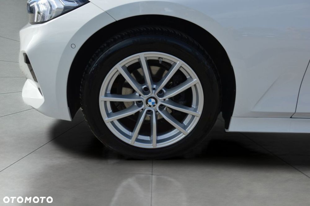 BMW Seria 3 318d mHEV - 11