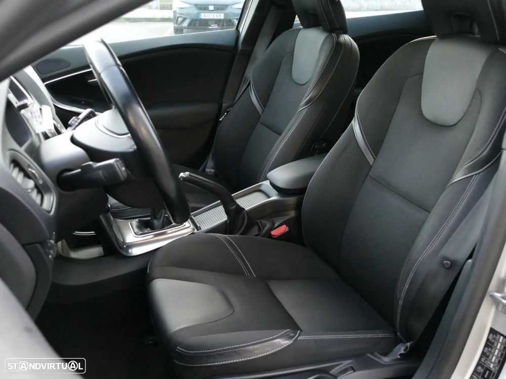 Volvo V40 1.6 D2 Momentum - 23
