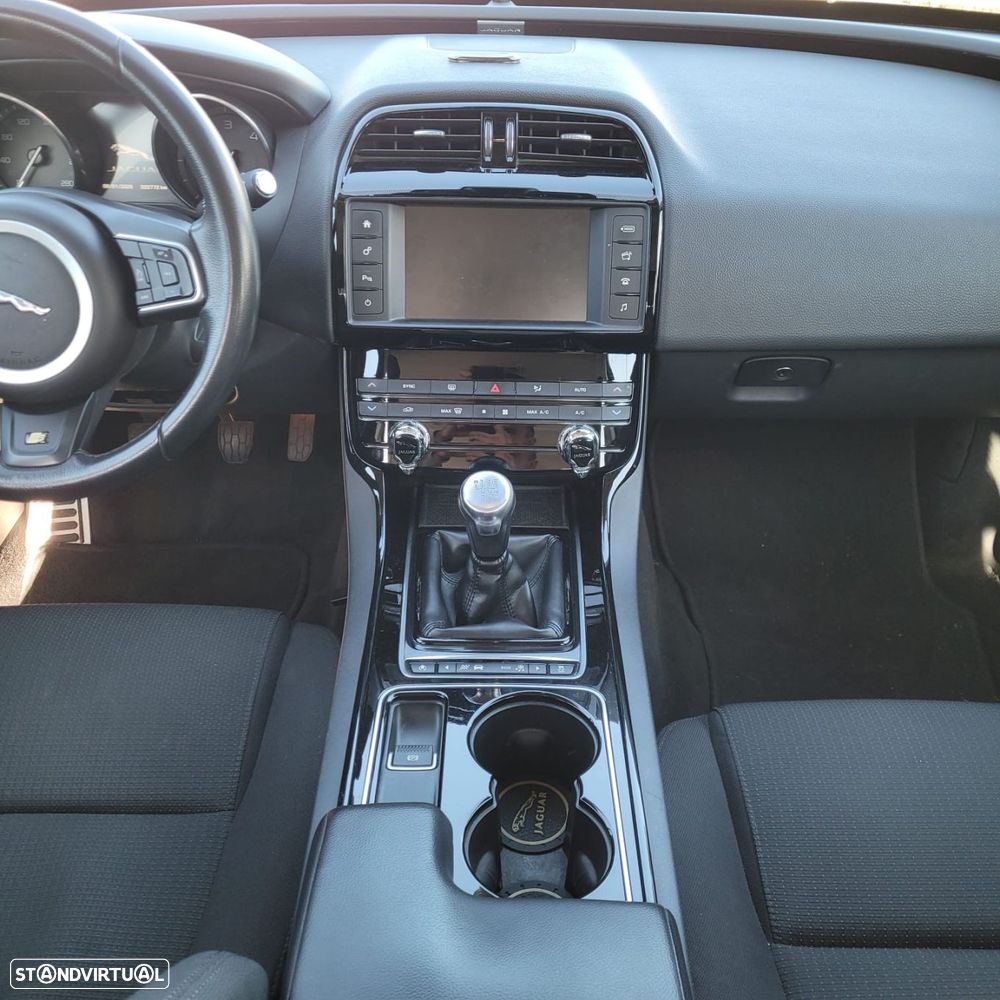 Jaguar XE 2.0 D Pure - 11
