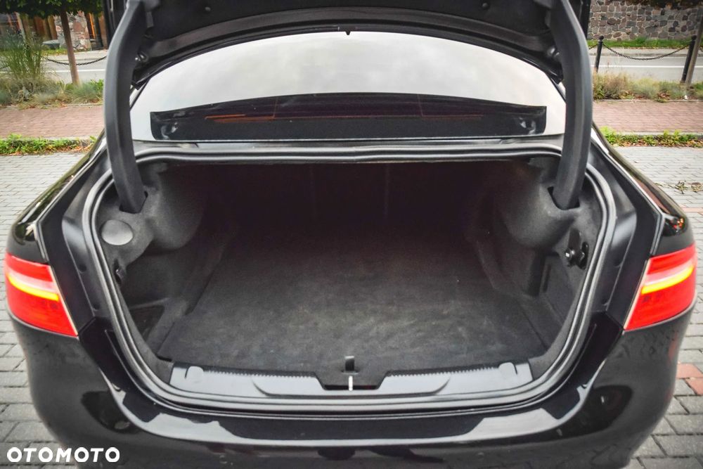 Jaguar XE 2.0 T R-Sport - 27