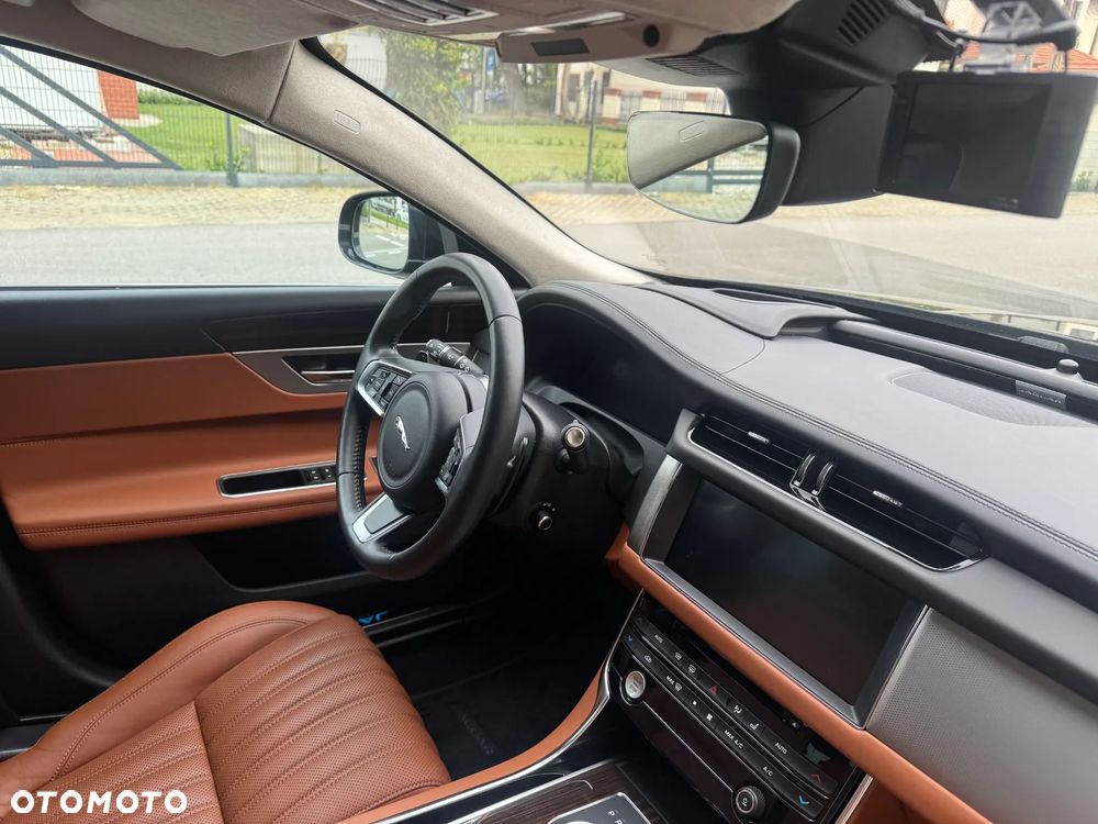 Jaguar XF 25t Portfolio - 17