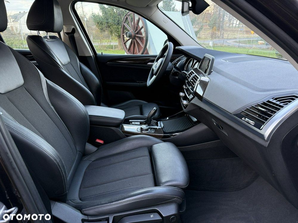 BMW X3 xDrive20i Advantage - 36