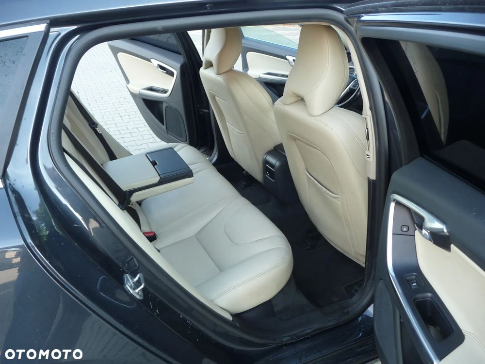 Volvo V60 D6 AWD Plug-in Hybrid Momentum - 9