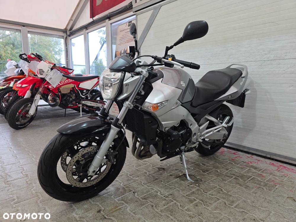 Suzuki GSR - 4