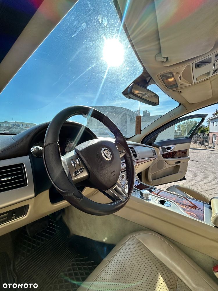 Jaguar XF 2.7 V6 D Luxury - 17