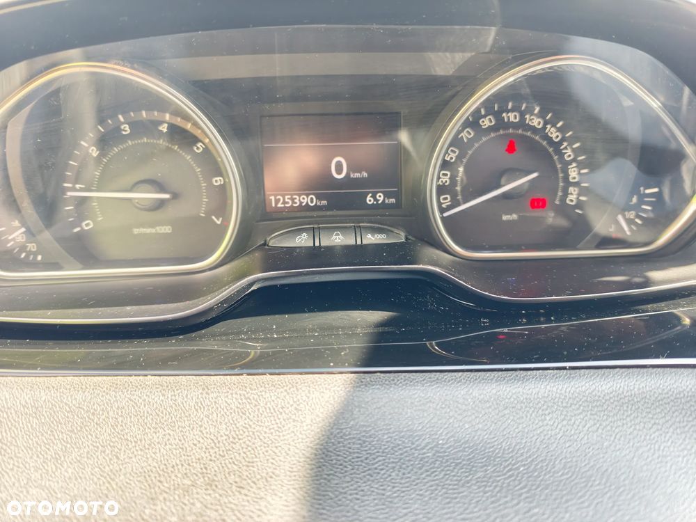 Peugeot 2008 1.2 Pure Tech Style EU6 - 23