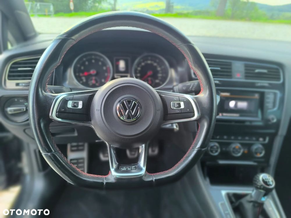 Volkswagen Golf - 10