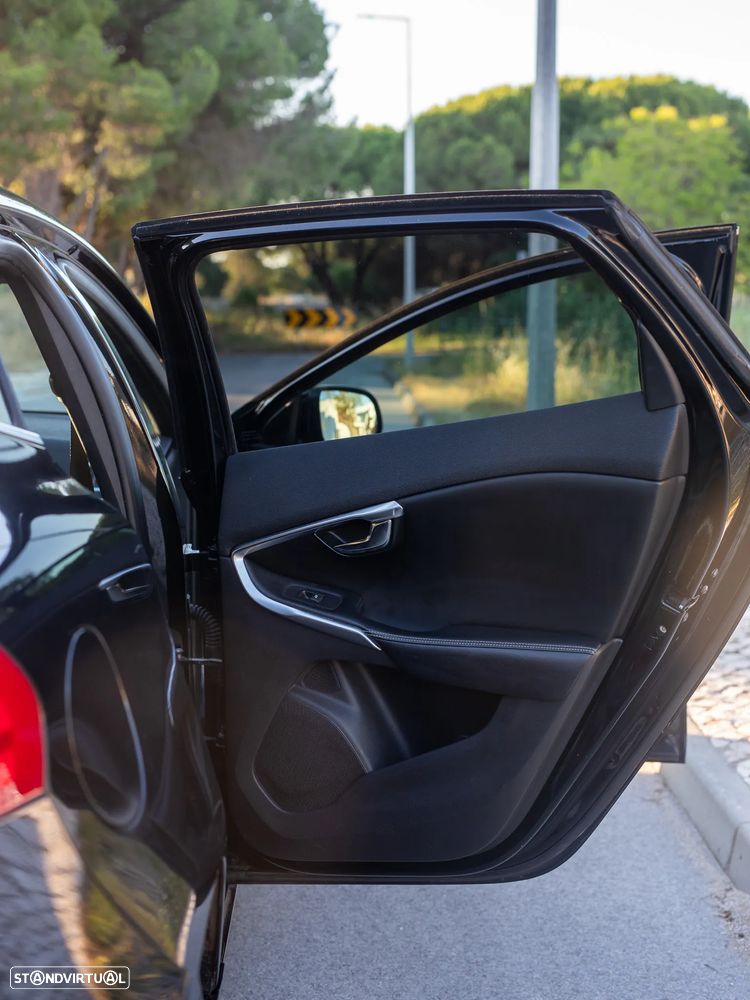 Volvo V40 D2 R Design - 11
