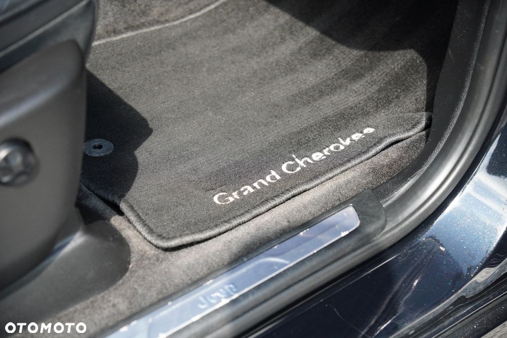 Jeep Grand Cherokee - 31