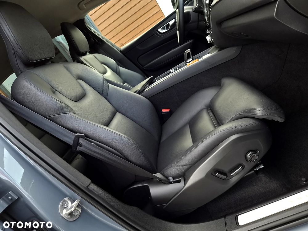 Volvo XC 60 B4 D AWD Plus Dark - 11
