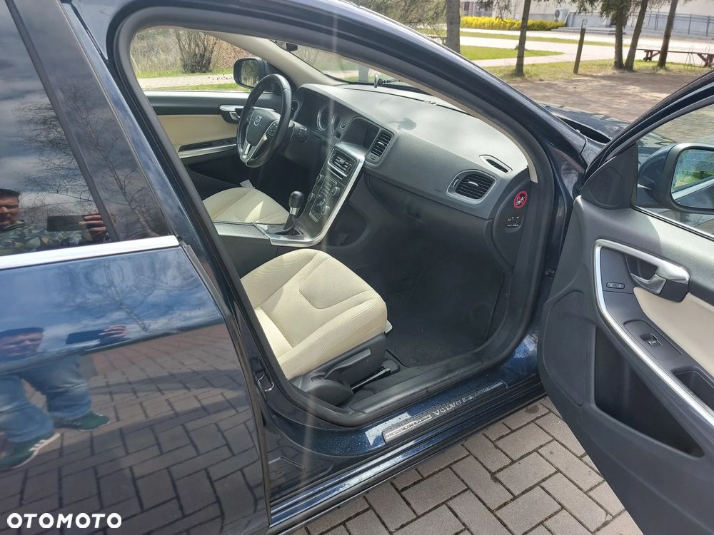 Volvo V60 T3 Momentum - 9