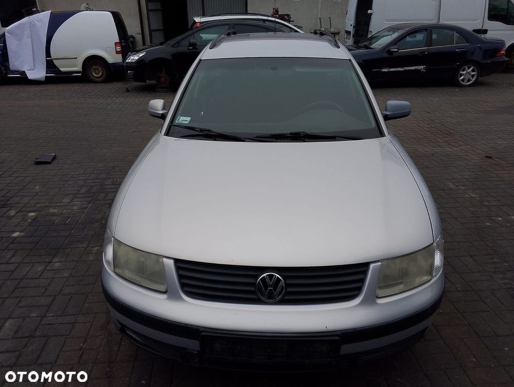 Volkswagen Passat B5 (97-00r.) 1.8 B 125KM. Silnik ADR/APT/ARG Skrzynia DHZ lakier NLB7Z.Cały na części. GWARANCJA !!!  Przód Tył Zestaw Komplet Drzwi Klapa Zderzak Błotnik Maska Grill Atrapa Szyba Pas Lampa Lusterko Boczki Fotel Kanapa Kokpit Deska Rozdzielcza Przełącznik Włącznik Sterownik Przewody Wiązka Instalacja Moduł Komputer Czujnik Listwa Pompa Alternator Wtryski Głowica Rozrusznik Kompresor Sprzęgło Dwumas Silnik Skrzynia ABS Klimatyzacji Paliwa Wspomagania Kolektor Turbina Przepustnica Zawór Chłodnica Koło Hak Belka Sanki Zawieszenie Mcpherson Półoś Amortyzator Wydech Tłumik Zacisk Most - 3