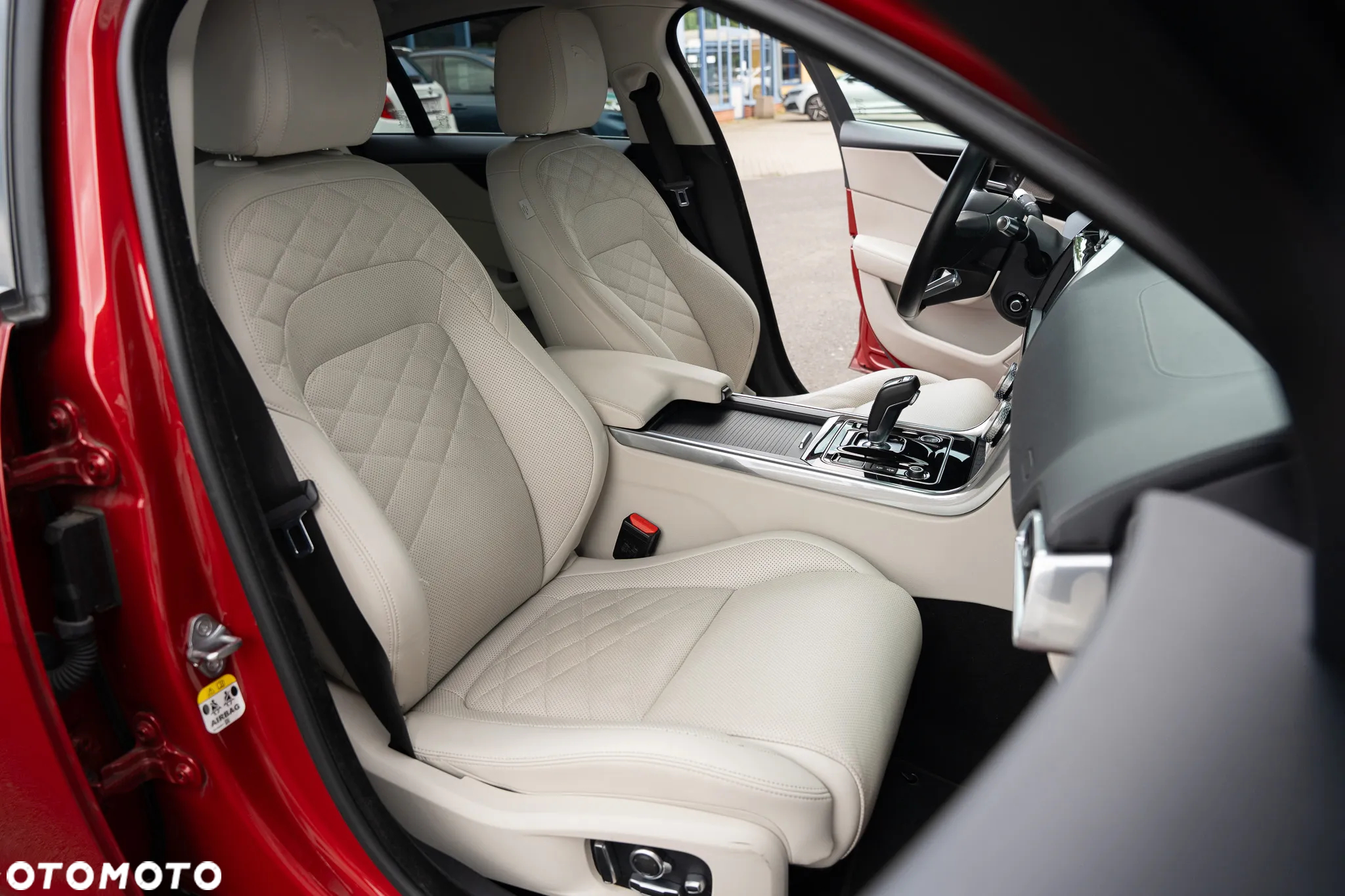 Jaguar XE 2.0 D180 R-Dynamic HSE - 21