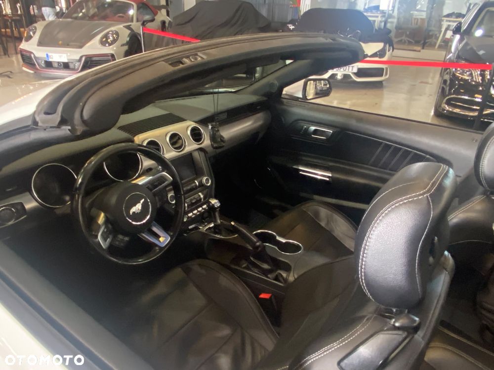 Ford Mustang - 4