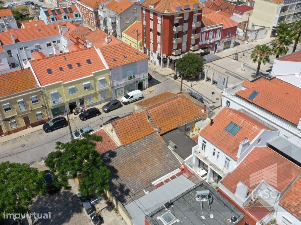 Conjunto de 4 Prédios na Trafaria Quarteirão Completo Junto à Praça... - Grande imagem: 4/36
