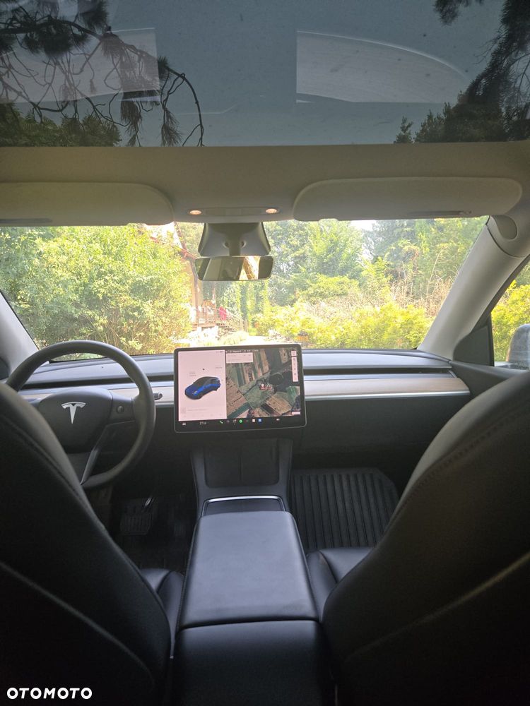 Tesla Model Y Long Range AWD - 11