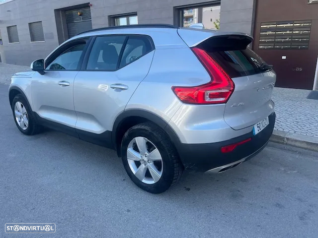Volvo XC 40 1.5 T3 Momentum Tech Edition - 4