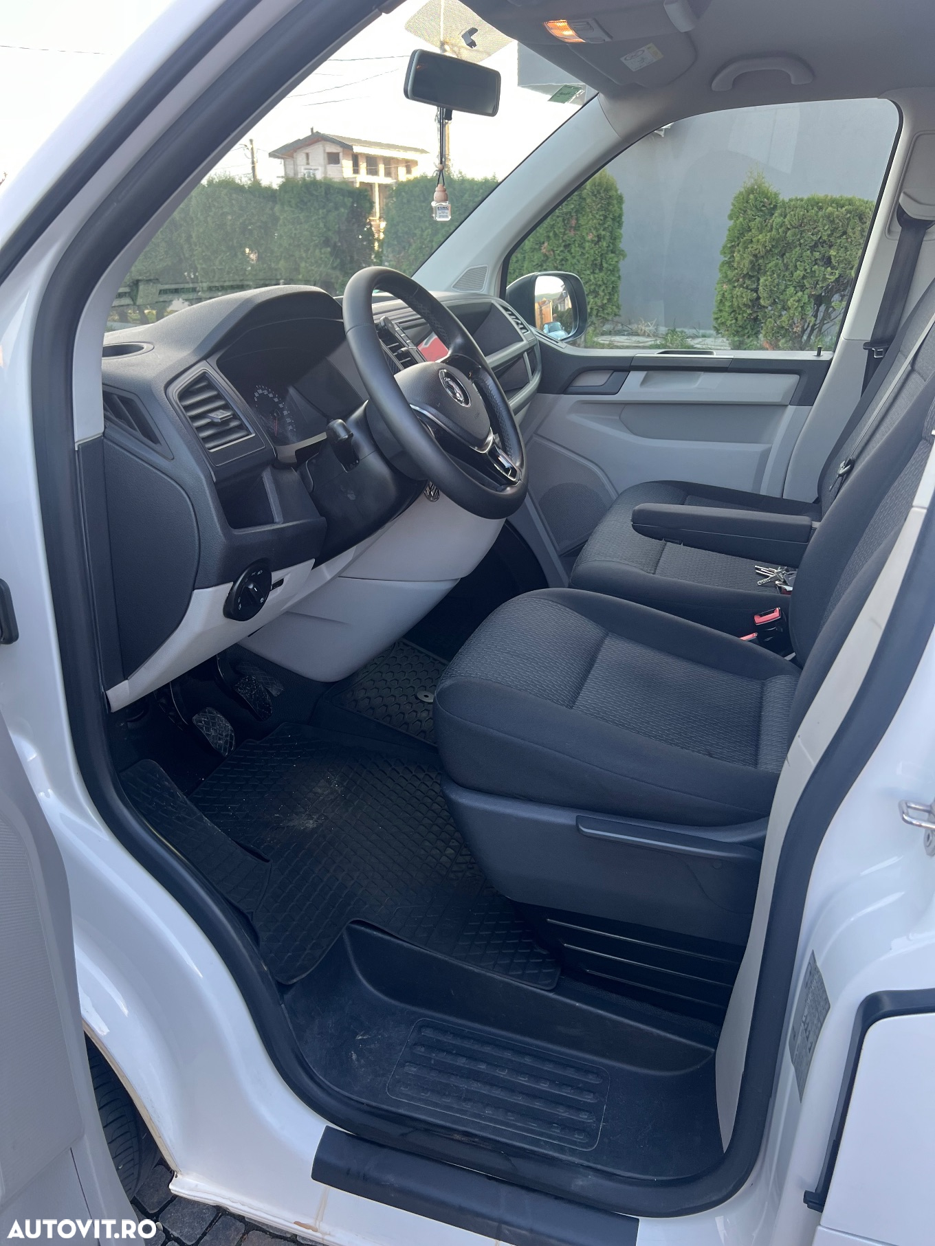 Volkswagen Caravelle - 7