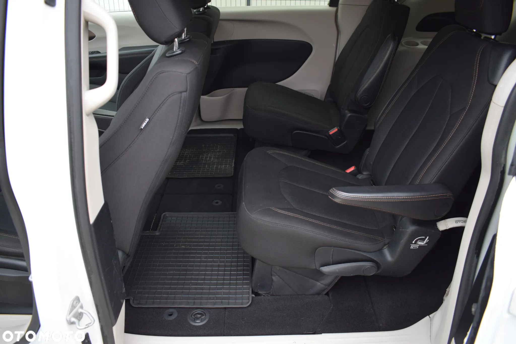 Chrysler Pacifica - 11