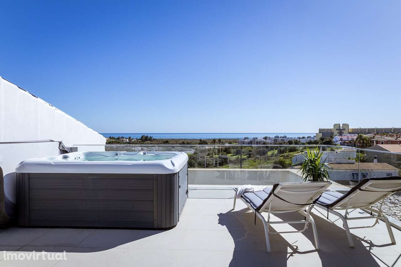 MODERNA E LUXUOSA MORADIA T3 COM PISCINA E GARAGEM PERTO DA MARINA DE - Grande imagem: 3/60