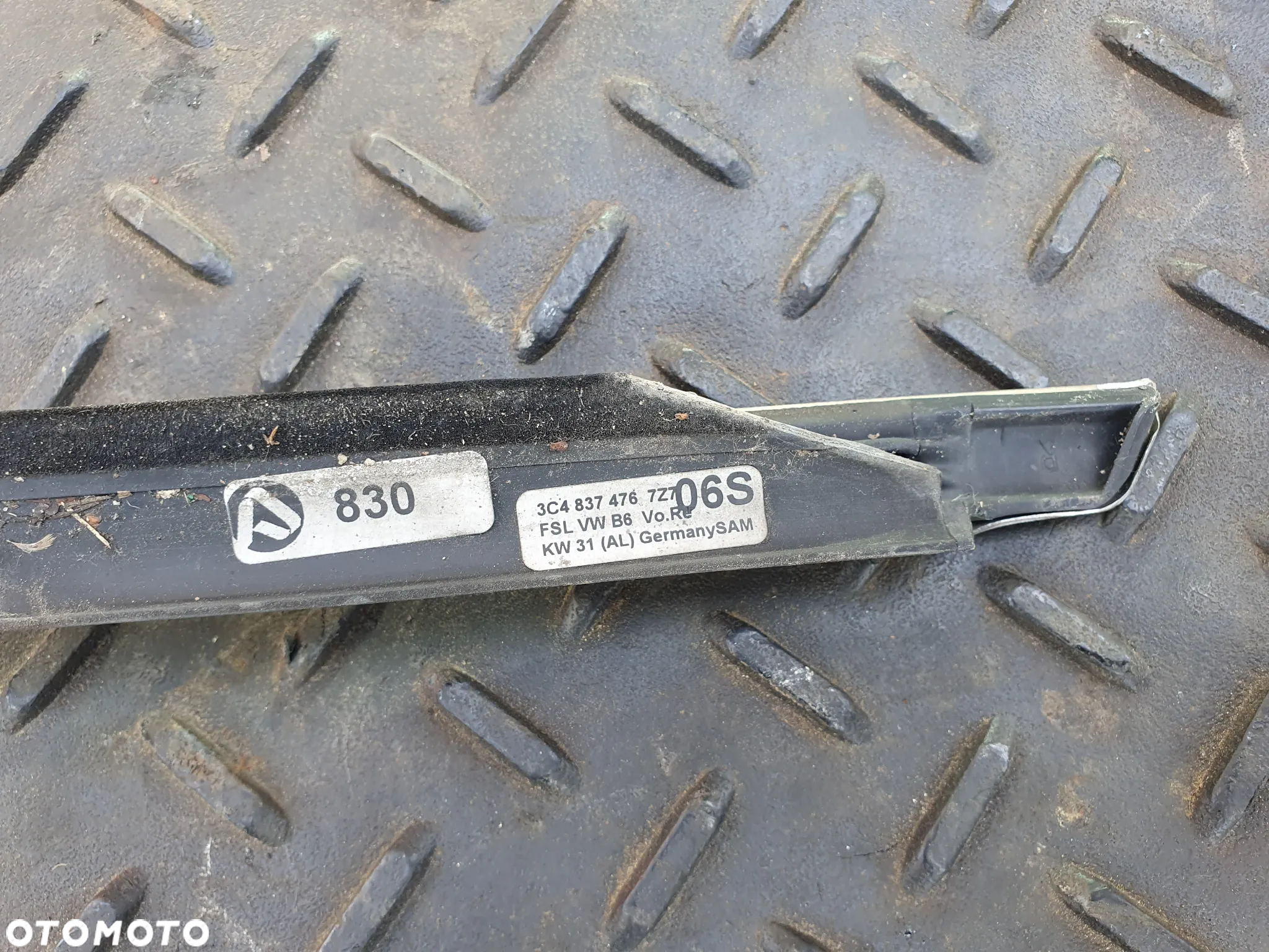 VW PASSAT B6 KOMBI LISTWA DRZWI SZYBY ZGARNIAJĄCA SZYBĘ PRAWY PRZÓD CHROM ORYGINAŁ 3C4837476 - 3