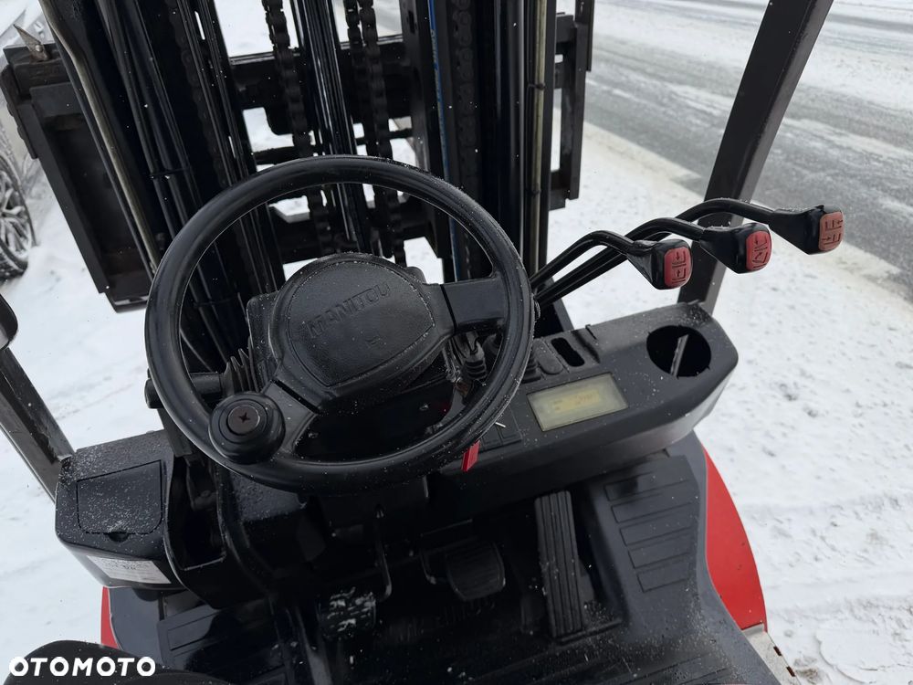 Manitou MI25D Wózek Widłowy 2,5 tony. Posuw Hydrauliczny. Maszt triplex. Wolny skok! Wysokość Podnoszenia 5 metrów. Jak nowy z Salonu. Pochodzi z Norweskiego Gospodarstwa! Aktualne przeglądy DEKRA i serwisy! Opony jak Nowe. Silnik Yanmar. Małe gabarety bardzo zwrotna maszyna! Zero luzów wycieków i zniszczeń. OKAZJA. Pełny ORYGINAŁ! Rok Prod. 2014. Niski przebieg 3300mtg - 13