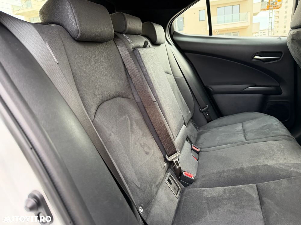 Lexus UX 250h FWD Business - 28