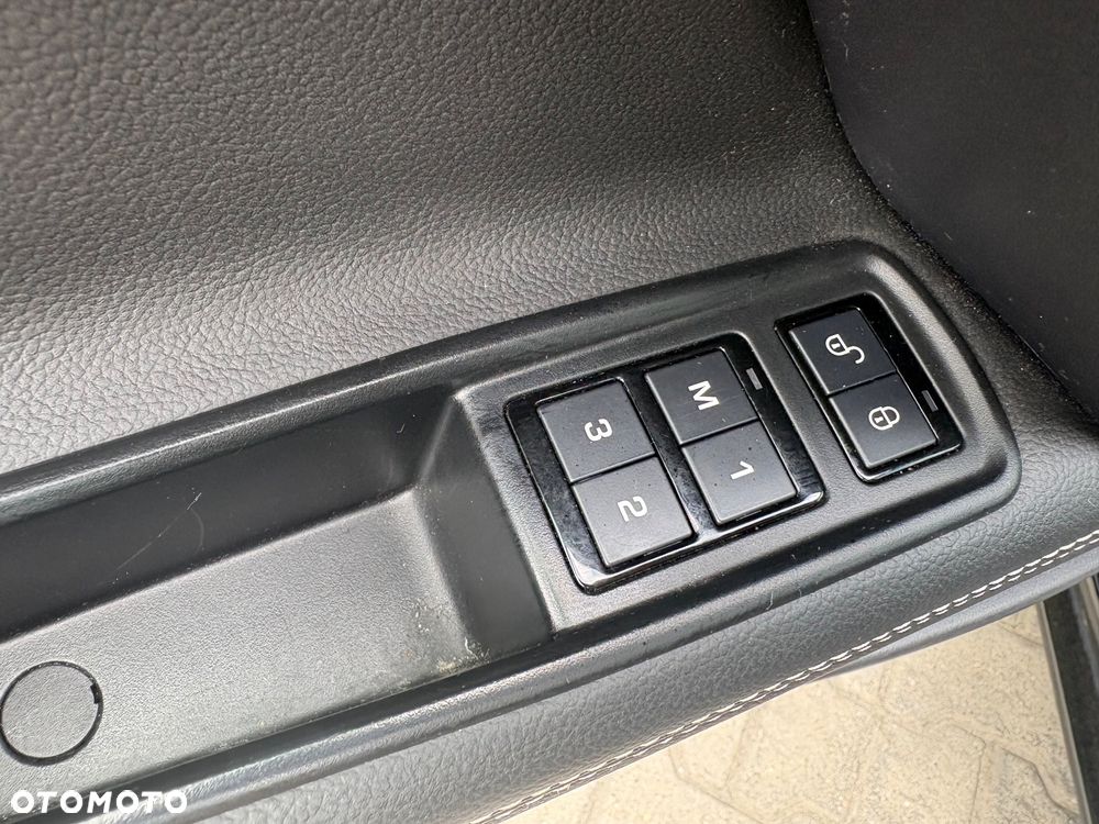 Jaguar XE 2.0 D R-Sport - 32