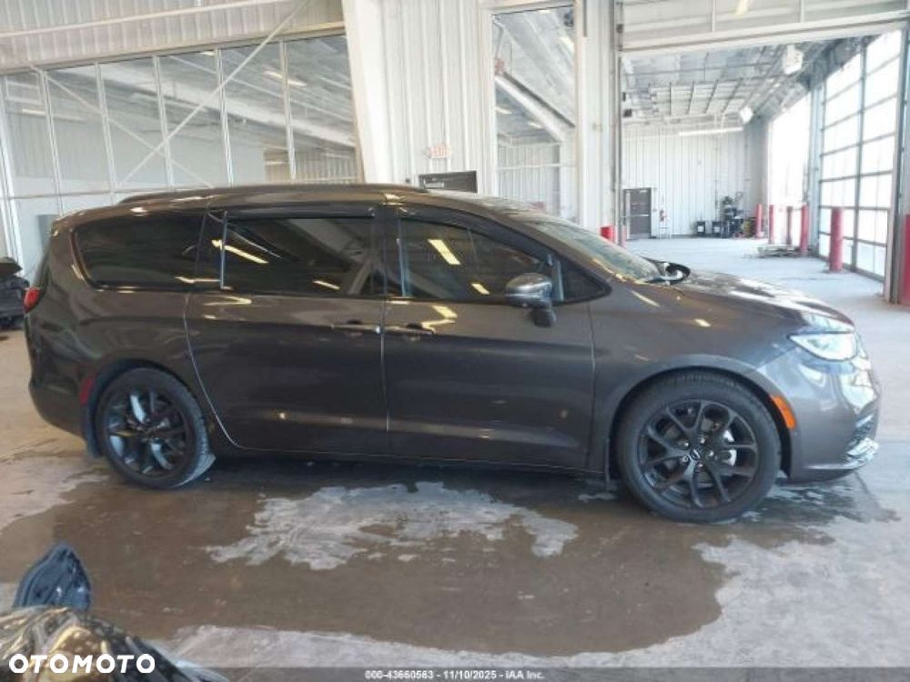 Chrysler Pacifica - 6