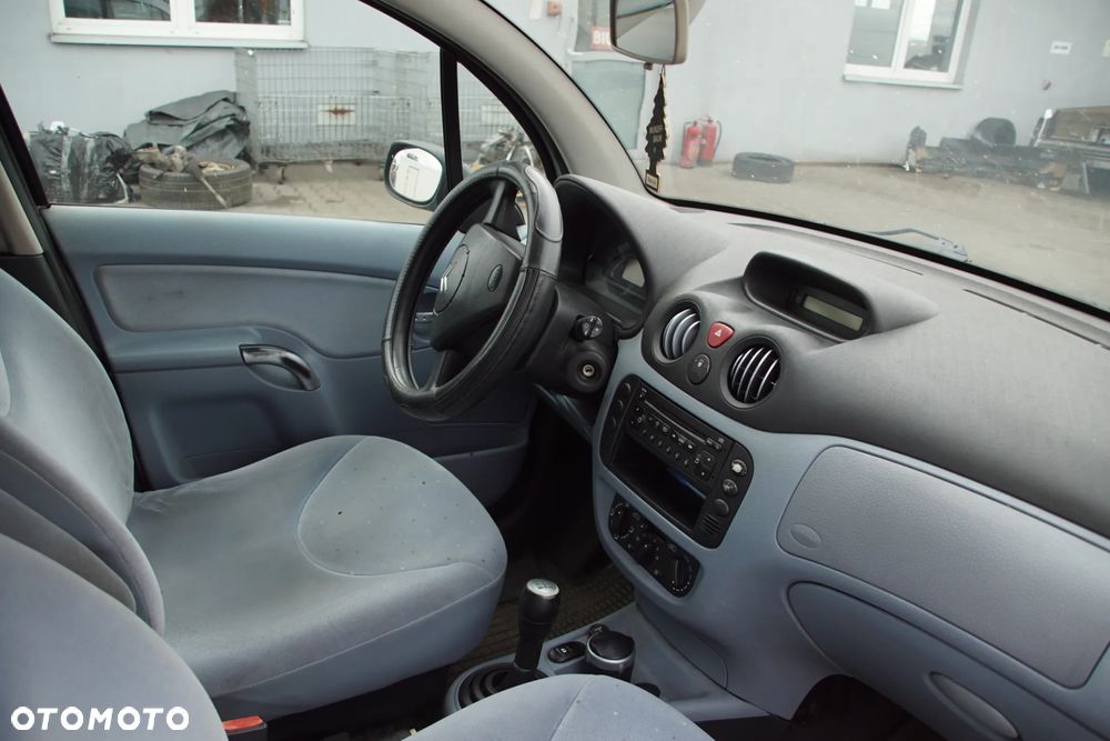 Auto na części - Citroen C3 I 1.4 73 KM KFV 20CQ09 EZR 2003R Silnik Skrzynia Drzwi Maska Błotnik Klapa Zderzak Lampa Lusterko Klamka Szyba Deska Kokpit Sterownik Moduł Czujnik Licznik Panel Wyświetlacz Kierownica - 14