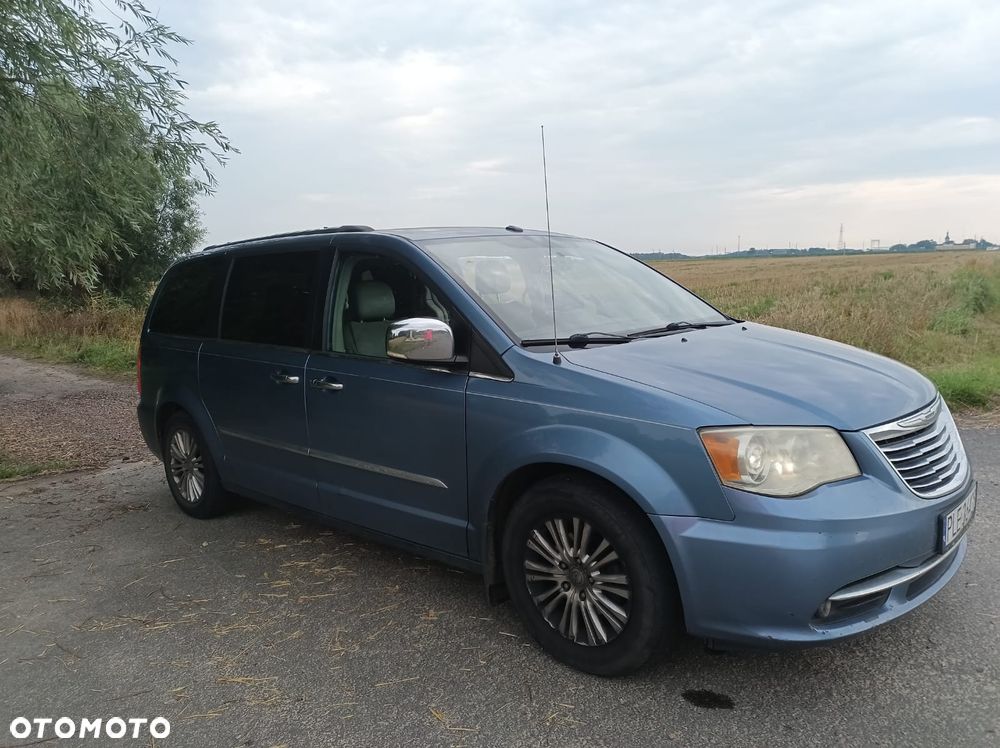 Chrysler Town & Country - 4