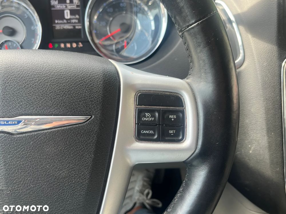 Chrysler Town & Country - 22